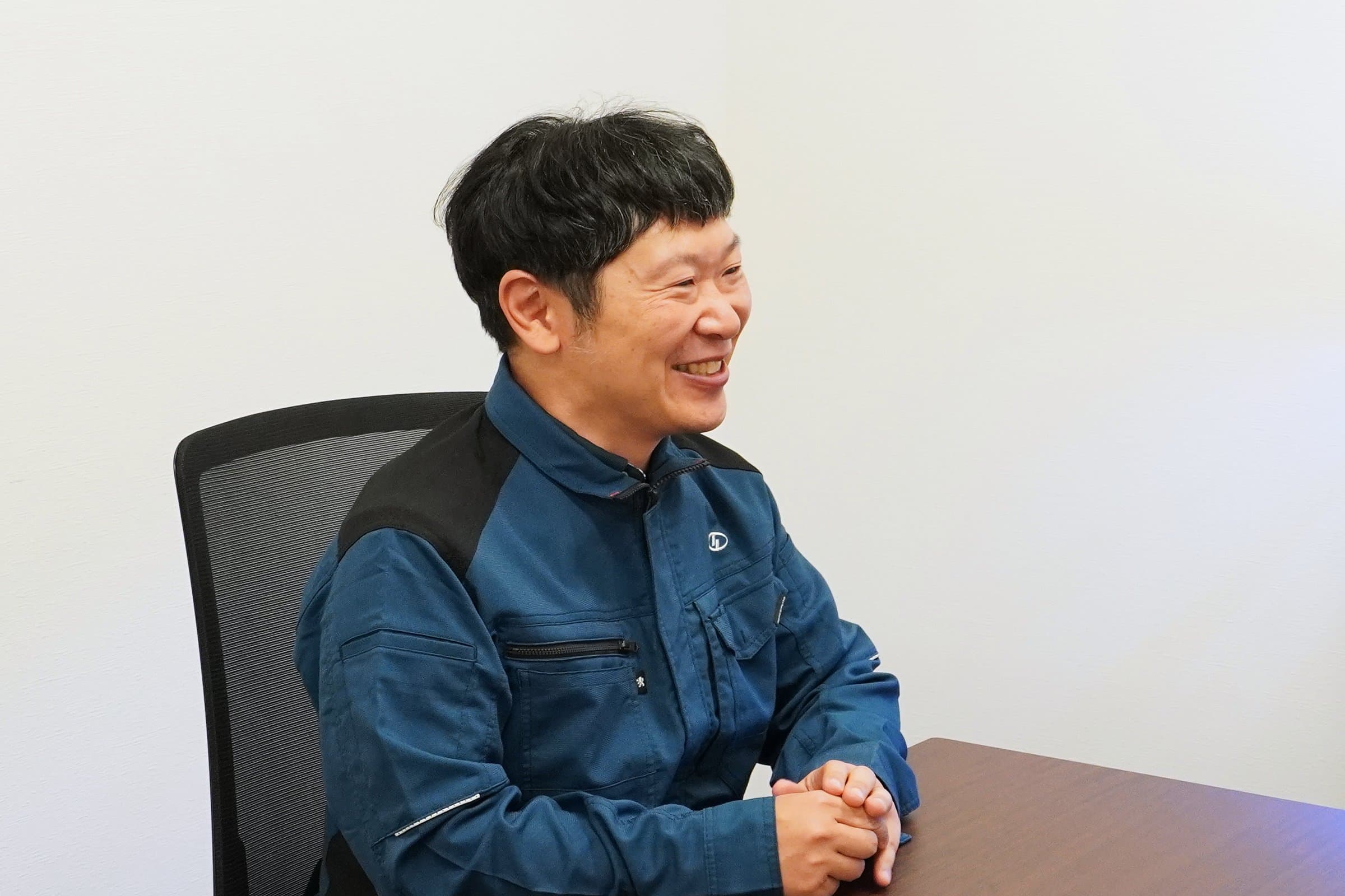 会議室で笑顔で話す株式会社トーアミ様の伊藤和俊氏